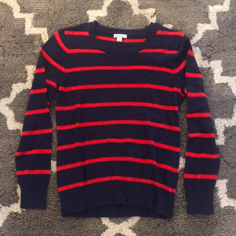 Women’s sweater size large but fits like a medium!